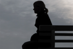 frueh-verwitwet-e1686496077416 Silhouette einer Frau auf einer Bank