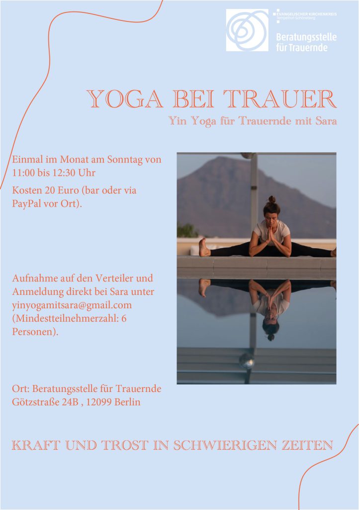 Flyer für einen Yin-Yoga-Kurs für trauernde Menschen mit einer Frau in einer Yogapose im Freien. Enthält Veranstaltungsdetails, Kontaktinformationen und einen Text, der Kraft und Trost in schwierigen Zeiten bietet. Logo in der oberen rechten Ecke.
