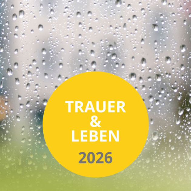 Ein Fenster mit Regentropfen im Fokus und einem unscharfen Stadthintergrund. Der überlagerte Text in Deutsch lautet: TRAUER & LEBEN 2026. ANGEBOTE FÜR TRAUERNDE. www.trauer-und-leben.de innerhalb eines gelben Kreises und darunter.