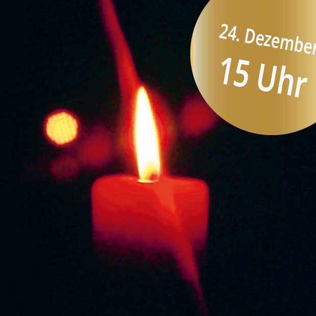 Eine einzelne brennende rote Kerze leuchtet vor einem dunklen Hintergrund. In der oberen rechten Ecke zeigt ein goldener Kreis den Text 24. Dezember 15 Uhr.