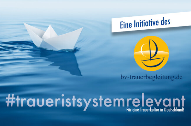 Ein Papierboot schwimmt auf ruhigem Wasser. Das Bild beinhaltet das Logo und die Website bv-trauerbegleitung.de sowie den Hashtag #traueristsystemrelevant mit den Texten Eine Initiative des und „Für eine Trauerkultur in Deutschland!“.