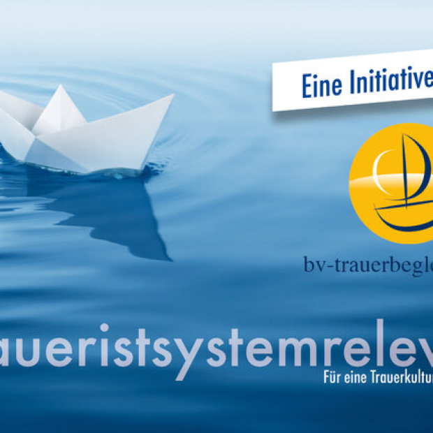 Ein Papierboot schwimmt auf ruhigem Wasser. Das Bild beinhaltet das Logo und die Website bv-trauerbegleitung.de sowie den Hashtag #traueristsystemrelevant mit den Texten Eine Initiative des und „Für eine Trauerkultur in Deutschland!“.