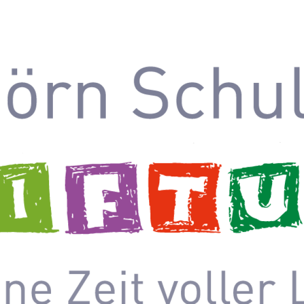 Logo der Björn Schulz Stiftung mit einer gelben Sonne oben rechts. Das Wort STIFTUNG wird in farbenfrohen, verspielten Blockbuchstaben geschrieben. Unten steht der deutsche Slogan „Für eine Zeit voller Leben“.