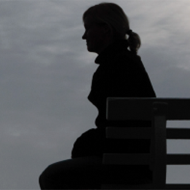 Silhouette einer Frau auf einer Bank