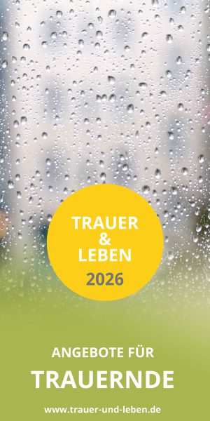 Ein Fenster mit Regentropfen im Fokus und einem unscharfen Stadthintergrund. Der überlagerte Text in Deutsch lautet: TRAUER & LEBEN 2026. ANGEBOTE FÜR TRAUERNDE. www.trauer-und-leben.de innerhalb eines gelben Kreises und darunter.